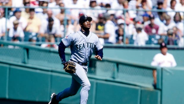 Seattle Mariners center fielder Ken Griffey Jr. catches a flyball.